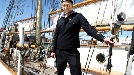 Trivs. Viktor Billström från Visby befinner sig halva tiden under däck. Han gör lumpen som kock på segelfartyget Falken.