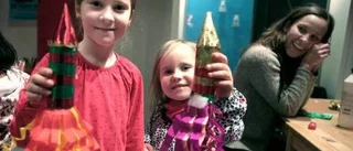 Olivia och Tyra byggde färgglada raketer