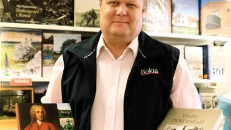 Gotlandica. Ett 20-tal gotlandicaböcker går på rean i år. Linnéåret och husen i Visby innerstad är några av böckerna Roland Salemark säljer på rean.Foto: Kenny Bengtsson