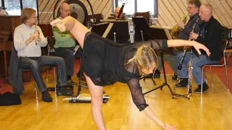 Kajsa Franke repeterar Helena Högbergs koreografi till tonerna av Gotlands Blåsarkvintett, med Lars Linna, Magnus Dungner, Zbigniew Jakubowski, Tomas Danielsson och David Nisbel, och på tisdag är det premiär för "I Afton Dans" på Korsbygården i Lärbro.