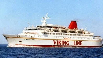 Gotlandsbolagets Drotten (ex Visby) lånades i början av 1980-talet ut till Finlandstrafiken. "Viking Line" målades på sidan och hon seglade under namnet Aurella även om namnet Drotten stod kvar i fören.
