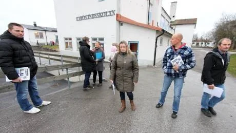 Föräldrar samlar styrkorna. Lisa Blockmann, i mitten av föräldrar som än en gång tar strid för att Fårösundsskolans framtid.
Foto: Rolf Jönsson