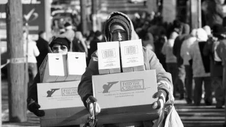 Wilmington, Ohio. Jade Hipke och Rebecca Davis på väg hem med matpaket.Foto: Skip Peterson/Scanpix