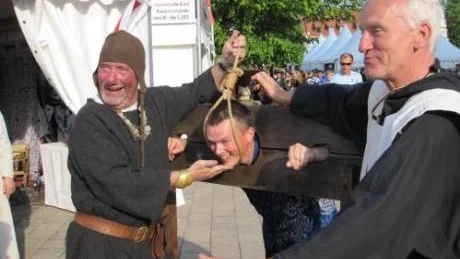 Peter Bäärnhielm, bödeln, och Bertil Bergström utanför Visbys marknadstält. De var det
mest fotograferade motivet på marknaden
Foto: Anders Andersson (Privat foto)