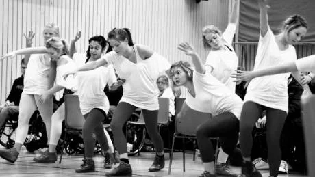 Rörelse, ord och musik. Estetiska programmets danselever ger en föreställning som innehåller mer än bara dans.Foto: Henrik Radhe