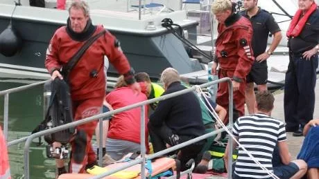 20 juli. Tragedi i Visbys hamn. En man i 30-årsåldern drunknade i småbåtshamnen. När räddningstjänsten och ambulansen kom till platsen klockan åtta på kvällen hade den livlösa mannen dragits upp på bryggan. Han kunde trots ihärdiga återupplivningsförsök inte räddas. Händelsen la sordin på stämningen i hamnen under flera dagar.
