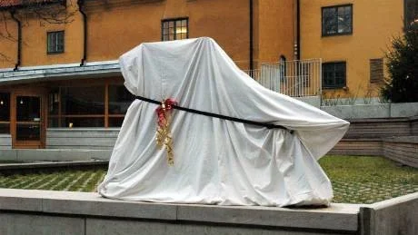 På nyårsdagen avtäcker landshövding Marianne Samuelsson den nya ryttarstatyn på Fornsalens gård och förklarar att museet byter namn till Gotlands Museum.                                      Foto Ninni Gahnström
