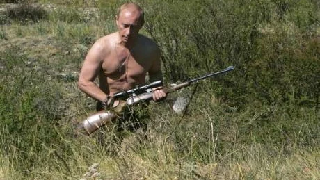Rysshamn i Slite skriver Rolf K Nilsson i GA. Det är en grov skrämselrubrik. 
Sedan är det fel bild för att skrämma oss med Putin? Han har ju bar överkropp! Hade han varit ute för att kriga hade han väl haft skottsäker väst? Killen är ju på jakt! Rabbis kanske!?