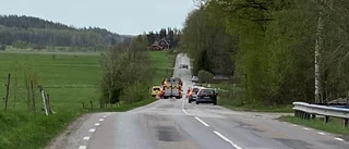 Trafikolycka mellan personbil och lastbil • Förarna fördes till sjukhus