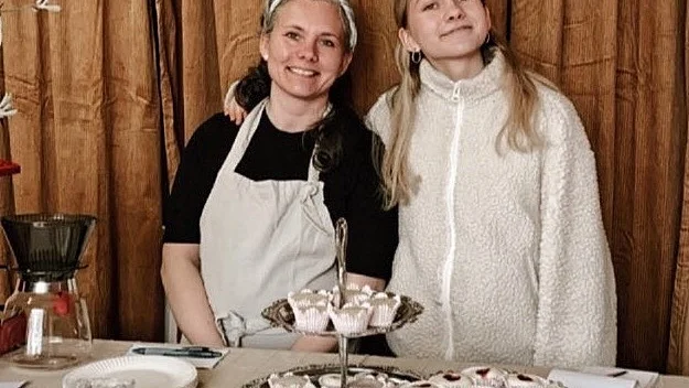 "Många verkar se framemot öppning. Att det blir ett kafé som är öppet på söndagar har vi fått mycket positiva reaktioner kring", berättar Anna Rixman. På bild med Irma Rixman under trädgårdsmarkaden förra helgen. 