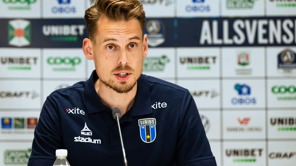Siriustränaren Daniel Bäckström på presskonferensen efter segern mot Varberg.