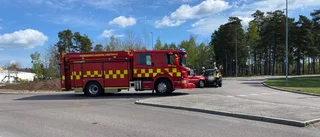 Man greps efter bilolycka med flera bilar • Vittne: "Han körde inte in i rondellen på vanligt sätt."