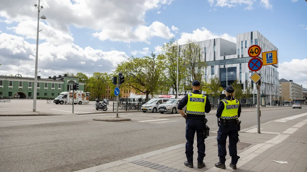 Områdespolisen knackar dörr och informerar butiker och andra verksamheter i området runtomkring Vaksala torg. 