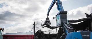 Nu rivs returpapperscentralen • Brinnande material doppas i vattencontainer: "Det jobbas för fullt"