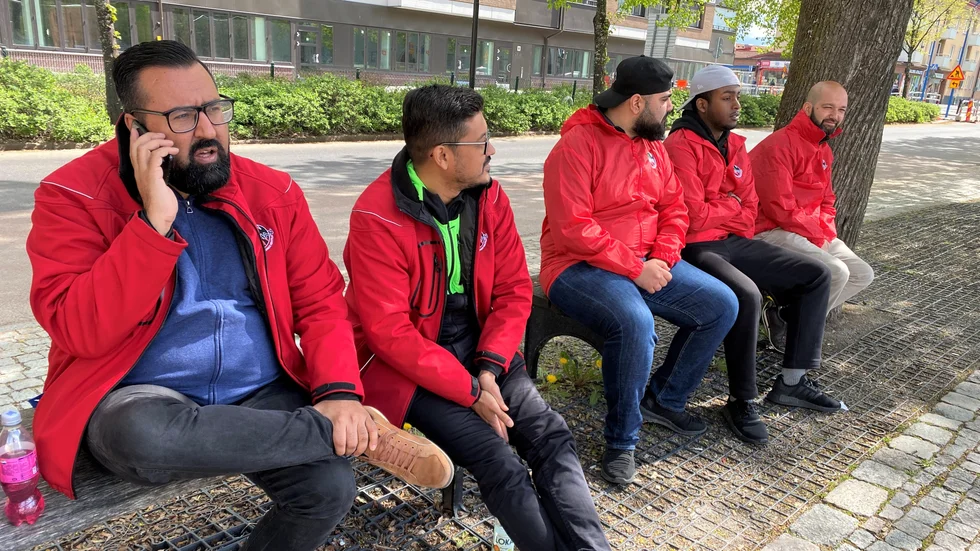 Rafi Farouq (till vänster i bild) är verksamhetschef för föreningen Flamman i Malmö och vet vilken problematik som finns i relationen mellan unga kriminella och deras föräldrar. Han har i många år jobbat med fokus på att få de som fastnat i kriminalitet att hoppa av.