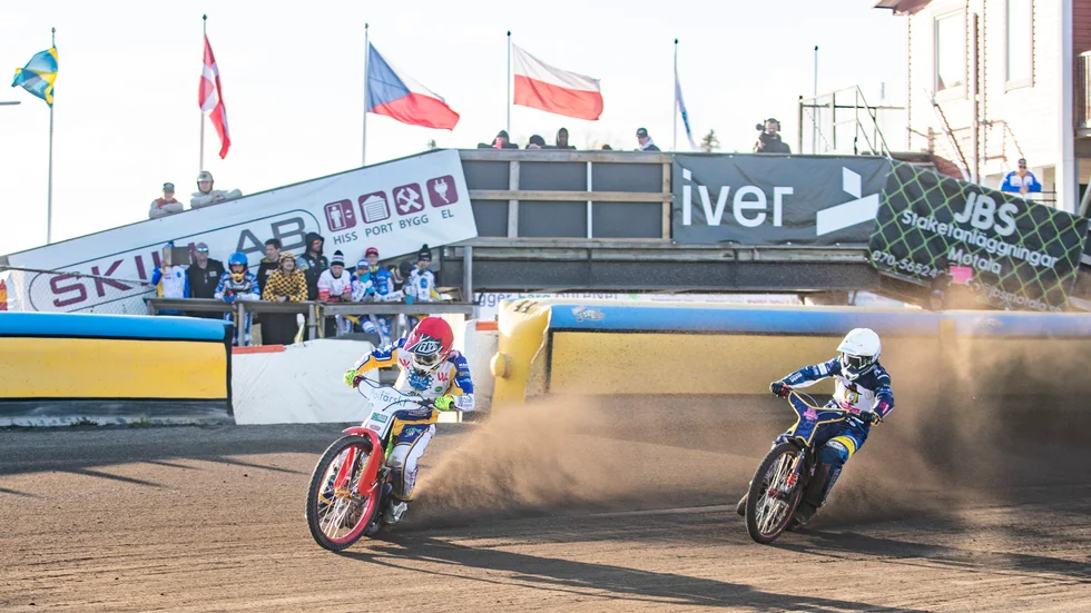 Det har körts så det ryker i inledningen av elitserien i speedway. Piraterna har presterat bra. Samtidigt har nya SVT-serien sjösatts där det också är hett värre, både på banan och i depån. Piratledaren är beredd på diskussion.