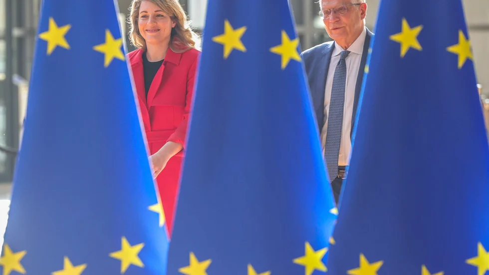 Kanadas utrikesminister Mélanie Joly och EU:s utrikeschef Josep Borrell på väg in till måndagens möte i Bryssel.