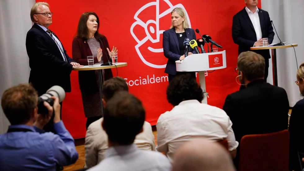 "Som medlem i partiet i drygt 60 år blir jag väldigt förundrad hur partistyrelsen kan fatta dylikt beslut utan att frågan återigen blir aktualiserad på partikongressen".

