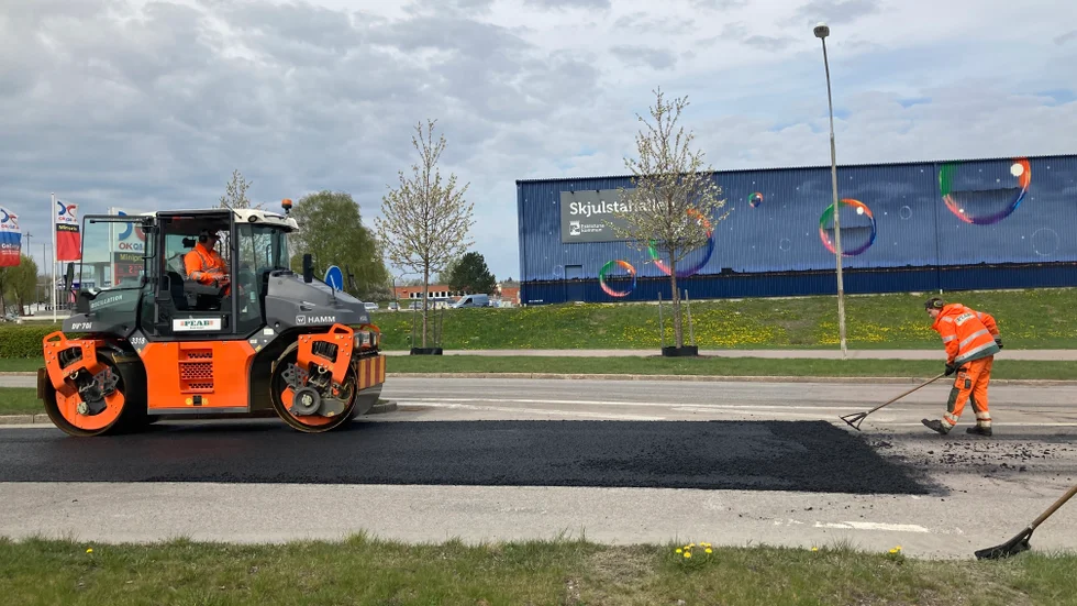 Rondellerna på Skogstorpsvägen fick ny asfalt på tisdagen.