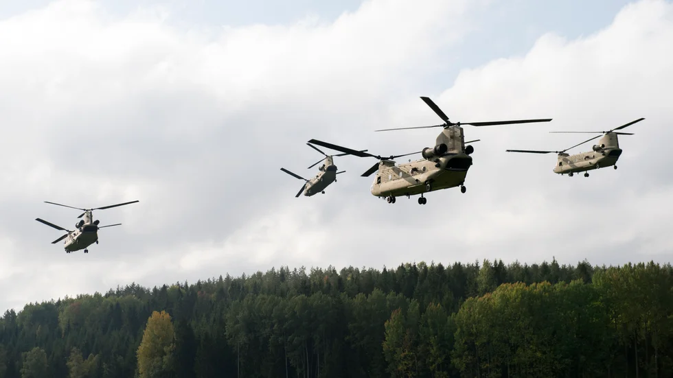Amerikanska helikoptrar under övning 2017 i trakterna kring Björkvik och Gnesta, en manöver där flera Natostater deltog tillsammans med Sverige och Finland.  Sveriges nära försvarssamarbete med Natoländer har byggts upp under en rad år, i en politisk enighet som omfattat alla partier utom V och SD. 
