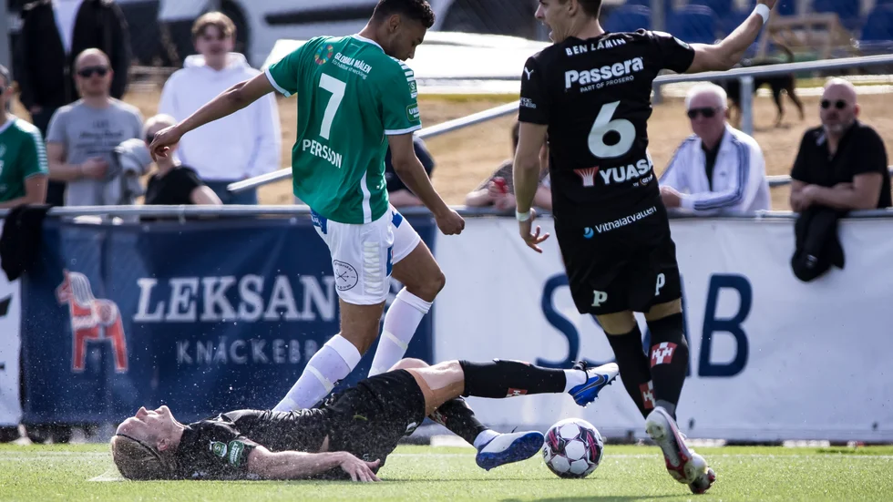 Henrik Löfkvist (liggande) i Jönköping Södras match mot Brage. Nu är försvararen skadad igen.