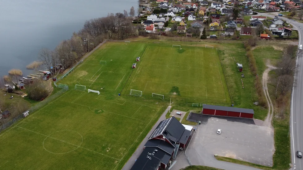 Borens IP ska få konstgräs, enligt plan ska A-planen byggas om till 2023. Trots invändningar går Motala kommun vidare med att satsa på ett granulat som är enligt gränsvärdena.