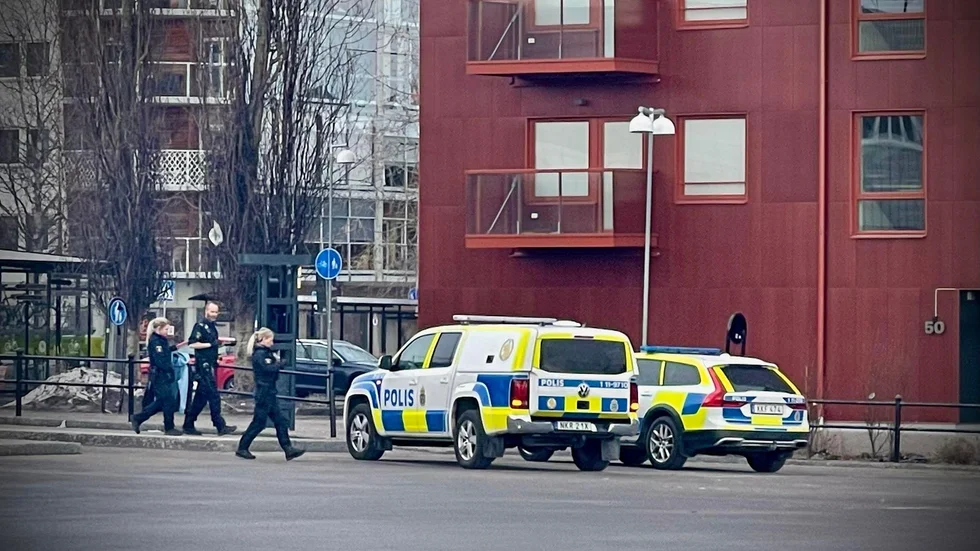 Väskan som anträffats vid busstationen misstänks innehålla stöldgods. Nu ska polisen försöka ta reda på vem ägaren är.