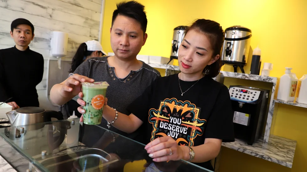 Företagarparet Cuong Nguyen och Nelly Pham driver restaurang och nagelsalong sedan tidigare. Nu satsar de på den trendiga drycken bubble tea, mitt i centrala Linköping.