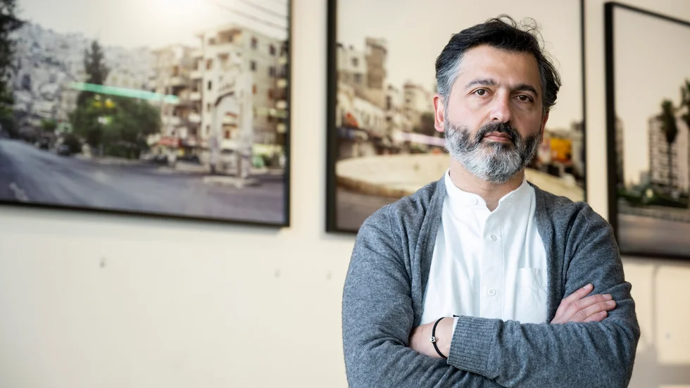 "Jag kan inte titta på bilder med blod och kroppar, men det är annorlunda när man läser något och får tänka själv. Då skapar man sina egna bilder, säger den syrisk-armeniske fotografen Hrair Sarkissian.