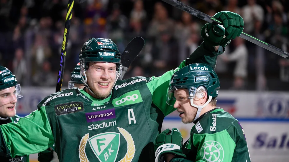Färjestads tvåmålsskytt Victor Ejdsell jublar tillsammans med Daniel Viksten efter ett av sina mål i segermatchen över Rögle. Nu väntar SM-final mot Luleå för Karlstadslaget.