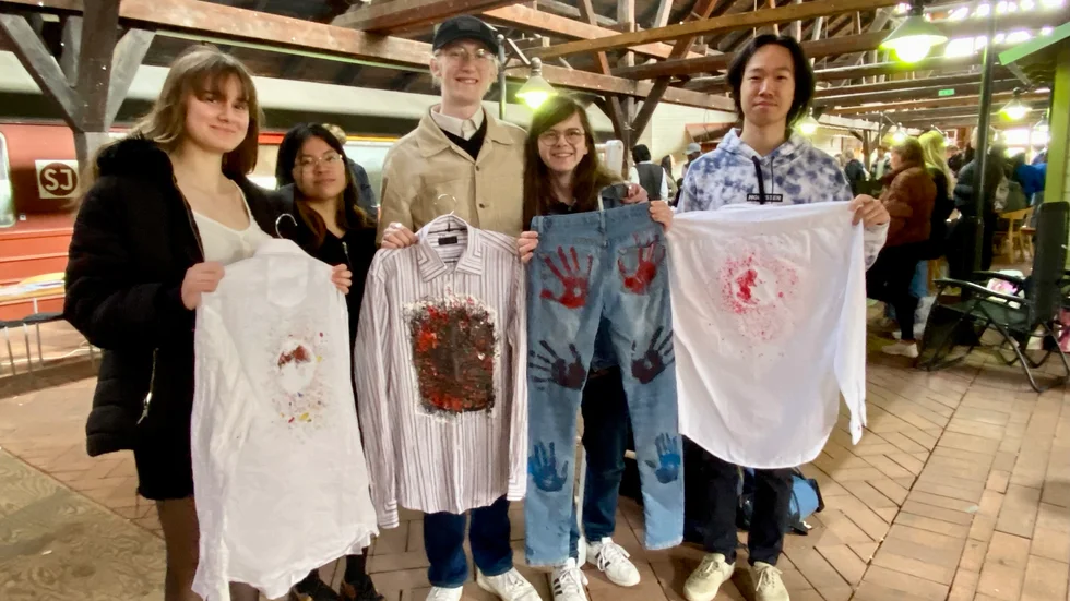 Återbruk i dubbel bemärkelse är det för Third-hand UF som gör egna tryck på second hand-kläder. Från vänster: Melissa Peppas, Jiao Rosenqvist, Viking Pfriem, Jonathan Berg och Ruby Luu.
