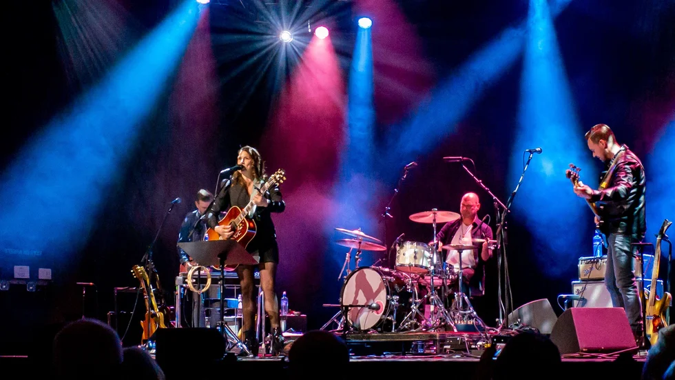 Jill Johnson kom under torsdagskvällen med sitt väloljade band till Culturum och fick publiken för en kort stund att minnas hur riktigt bra livemusik låter när den är fri från beats, samplingar och autotunes.