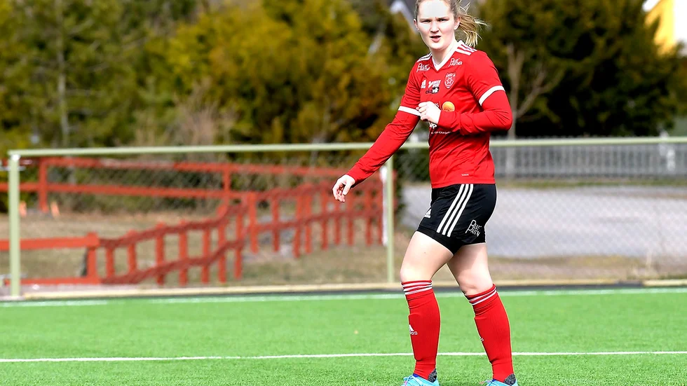 Tove Carlberg och hennes lagkamrater gästar Svärtinge i division 2-fotbollens fjärde omgång på söndagen.