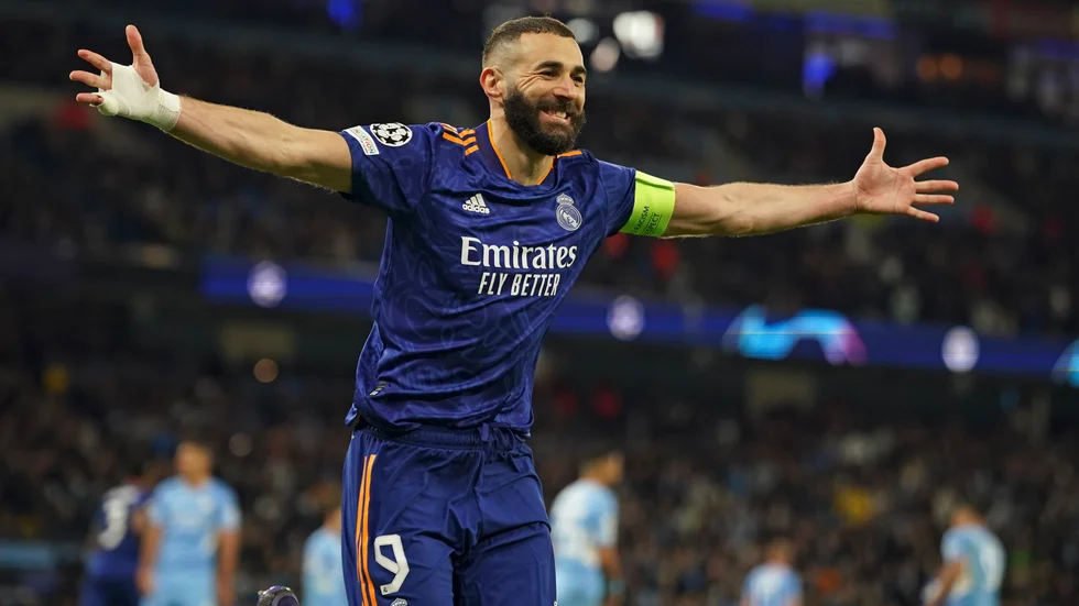 Karim Benzema gjorde två av Real Madrids mål i förlusten borta mot Manchester City.