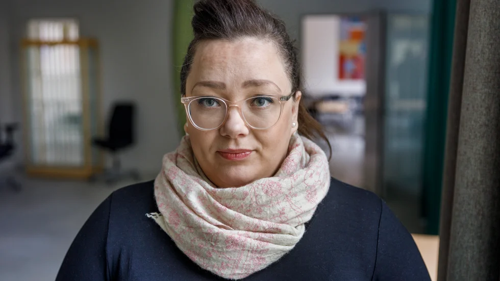 En kvinna i Norduppland anmälde 57-åringen för våldtäkt men åklagaren dröjde sju månader med gripandet. Kammaråklagare Linnea Bergkvist försvarar beslutet.