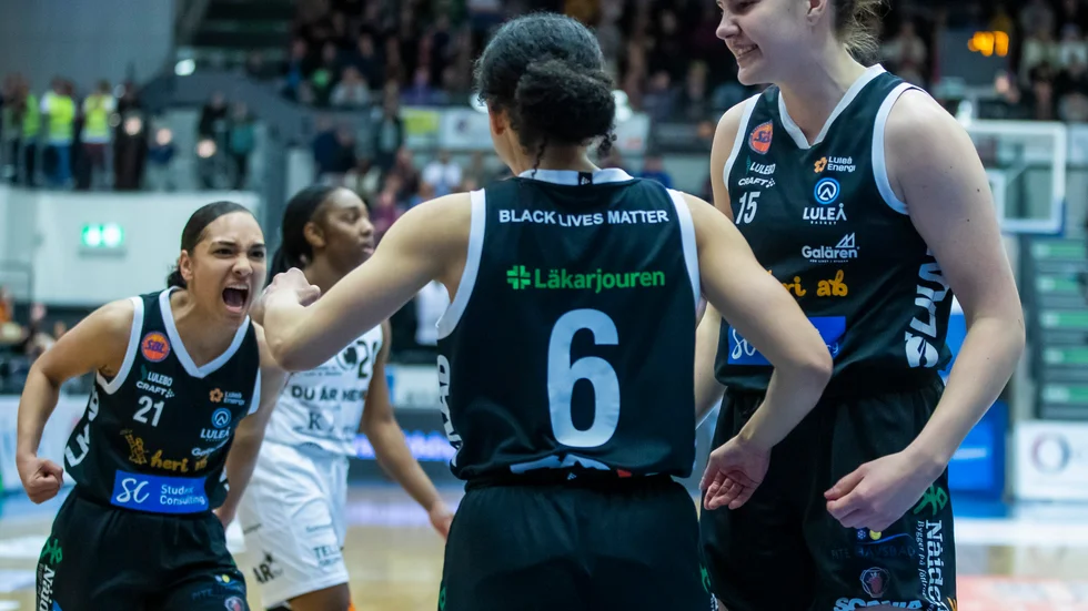 Luleås Felicia Ponturo, Fanny Wadling och Brooke Mccarty-Williams jublar i den tredje matchen i SM-finalen.