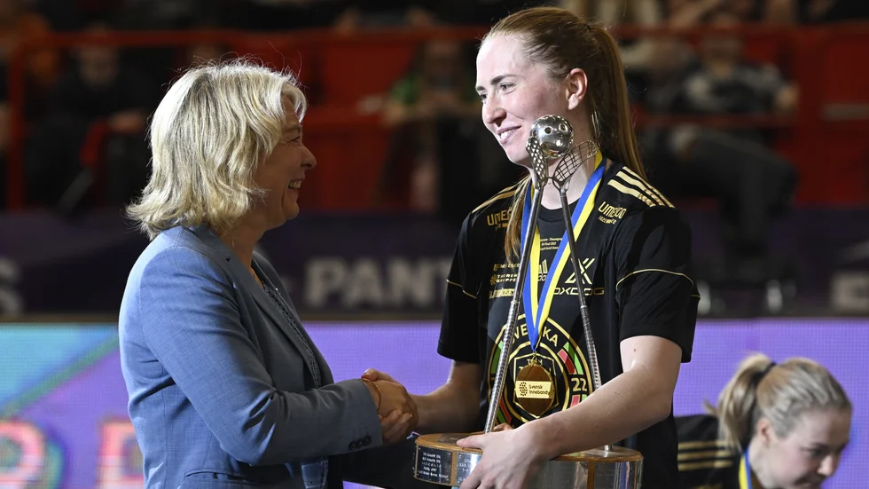 Emelie Wibron, till höger, tar emot SM-bucklan efter finalen mot Pixbo Wallenstam IBK.