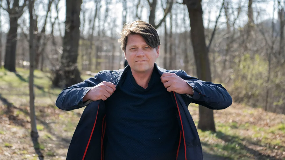 "Det är ju inte helt ovanligt att författare skriver för att dölja, och döljer för att visa", säger Daniel Sjölin som hittills inte tyckt att det raka, enkla berättandet varit hans genre.