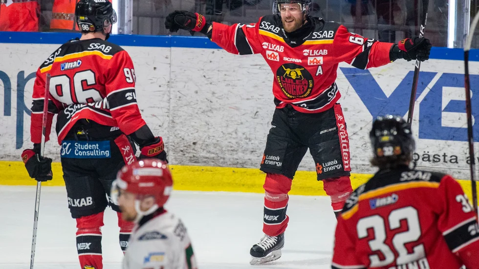 Luleås Linus Omark, mitten, jublar tillsammans med bland andra Pontus Andreasson, vänster.