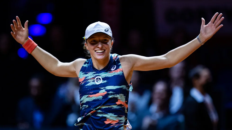 Iga Swiatek jublar efter fjärde raka turneringssegern i tennis.