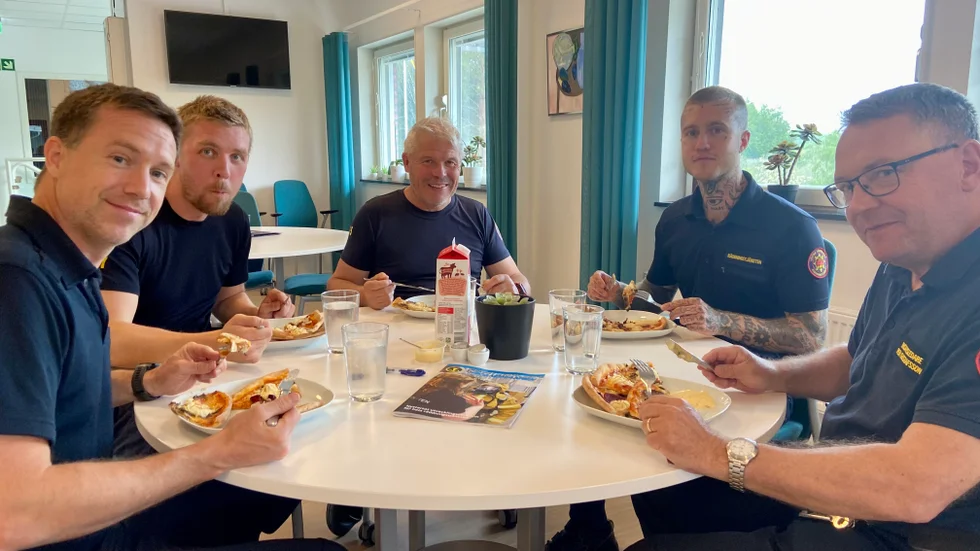 I vanliga fall hör de till räddningsstyrkan, men brandmännen lät sig väl smaka som pizzajury. Från vänster: Henrik Ifvarsson, Daniel Keränen, Leif Fredriksson, Joakim Eriksson och Per Gustafsson.