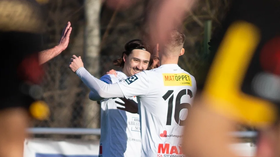 Adam Bark och Patrick Åslund (16) fick återigen fira efter att de gjort mål. Den här gången betydde det att Motala AIF spräckte nollan på bortaplan och besegrade Stockholm Internazionale med 2-1. 