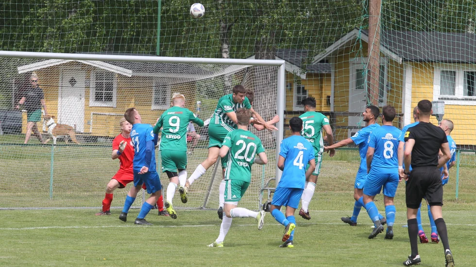 Zeros, här i 0-3-derbyt mot LSW på Z-parken, förstärker truppen. Med Jordan Östling från Borens division 3-trupp.