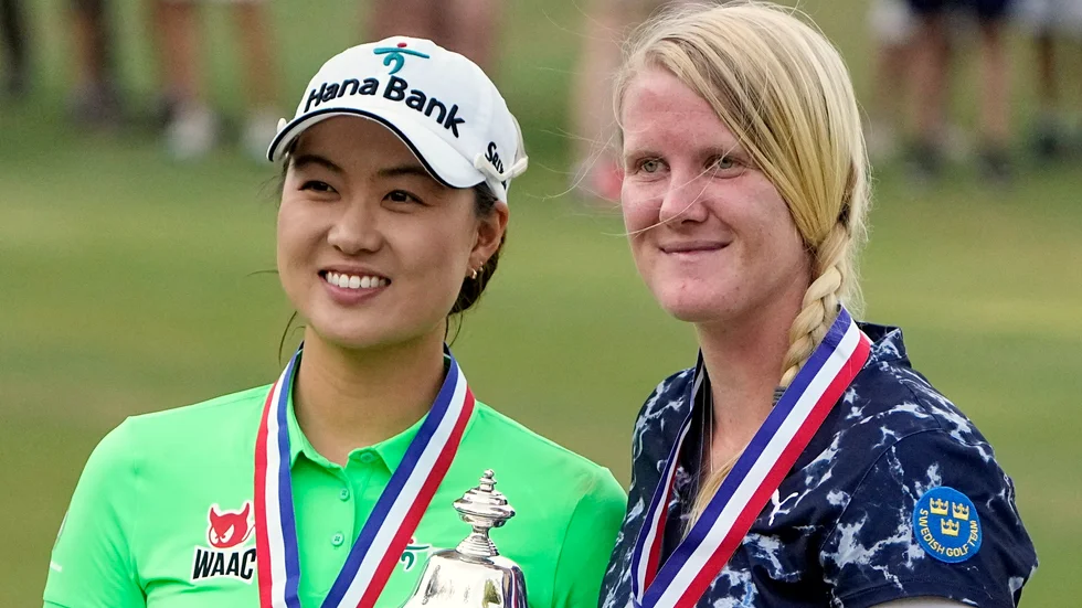 Segraren Minjee Lee med Ingrid Lindblad efter Lees seger.