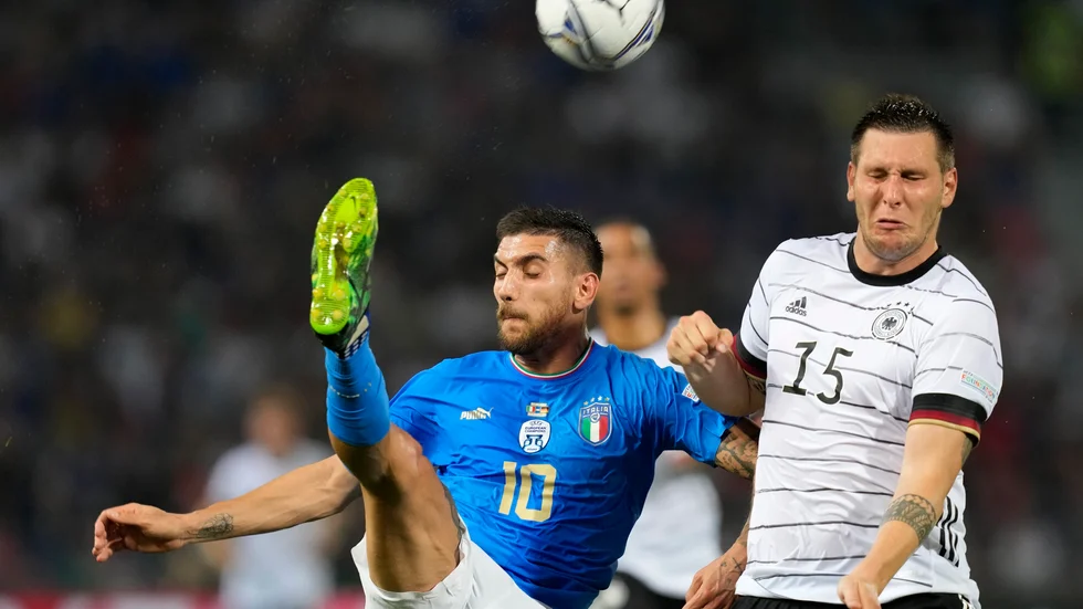 Italiens Lorenzo Pellegrini och Tysklands Niklas Sule i kamp om bollen.