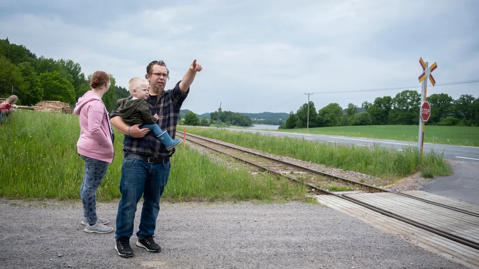 "Det tar bara några sekunder från att man ser tåget till att det passerar", säger Niklas Walter som bor precis intill järnvägsövergången vid Finntorp.