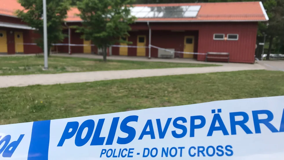 Ett stort område runt byggnaden var på söndagen avspärrat. 