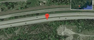 Brinnande fordon stoppar trafiken på väg 53
