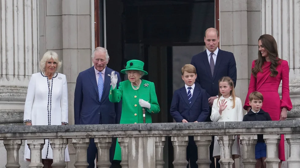 Drottning Elizabeth, klädd i grönt, omgiven av sina närmaste. Från vänster hertiginnan av Cornwall Camilla, prins Charles, drottning Elizabeth, prins Georg, prins William, prinsessan Charlotte, prins Louis och hertiginnan av Cambridge, Kate. Till jublande anhängares stora glädje kom drottningen ut på Buckingham Palace balkong sent på söndagseftermiddagen.