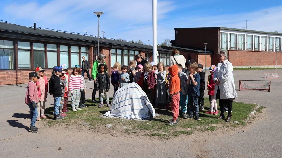 Förväntansfulla barn och lärare under invigningen.